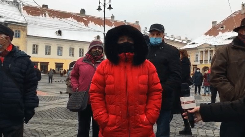 live video foto - peste o sută de sibieni protestează în piața mare împotriva majorării taxei de salubritate