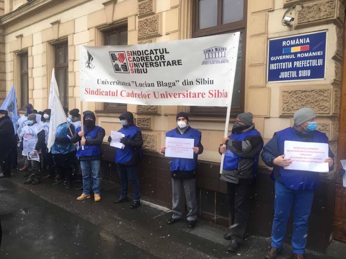 video foto: protest în fața prefecturii sibiu - sindicaliștii cer salarii decente și servicii de calitate