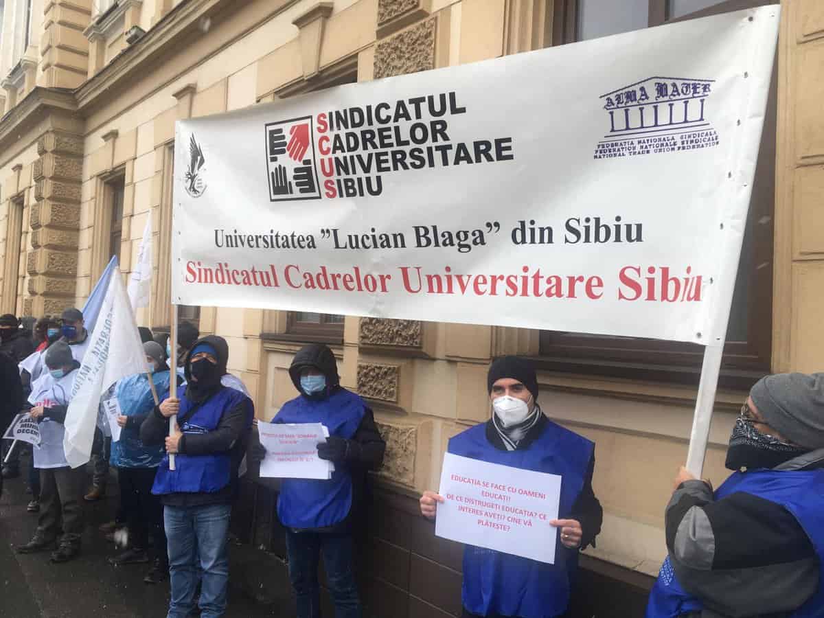 video foto: protest în fața prefecturii sibiu - sindicaliștii cer salarii decente și servicii de calitate