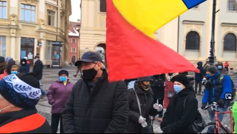 live video foto - peste o sută de sibieni protestează în piața mare împotriva majorării taxei de salubritate