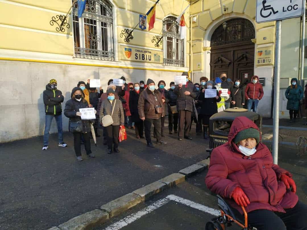 foto protest în centrul sibiului împotriva majorării taxei de salubrizare - au fost puțini oameni