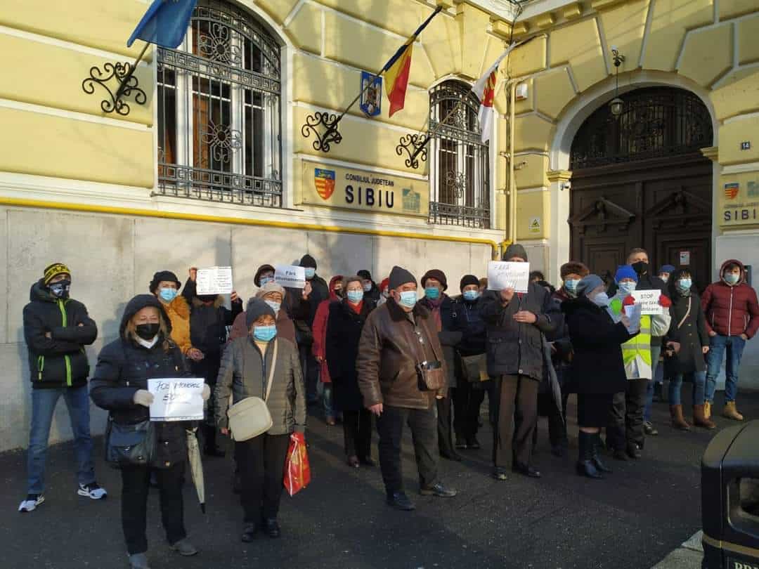 foto protest în centrul sibiului împotriva majorării taxei de salubrizare - au fost puțini oameni