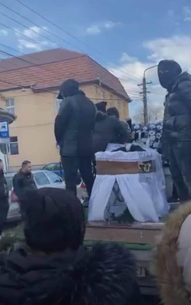 video: înmormântare cu alai în zona centrală a sibiului - paradă cu sicriul desfăcut și live pe facebook