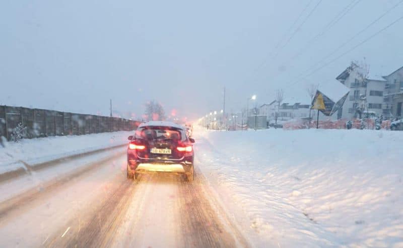 video foto prima zi de iarnă autentică la sibiu. se circulă greu prin oraș