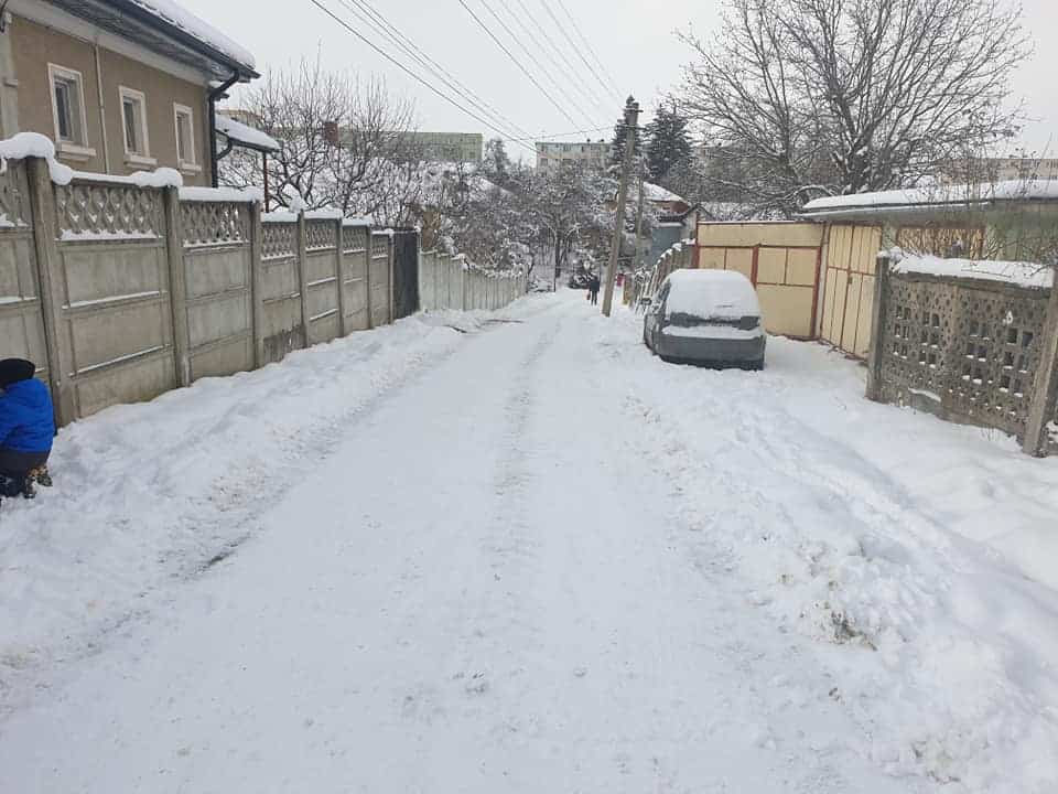 FOTO: Decizia unei primării din apropiere de Sibiu - Copiii se dau cu sania pe o stradă nedeszăpezită