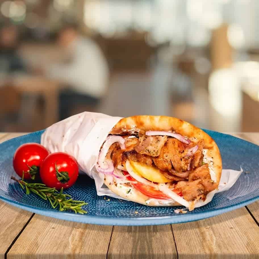 Mâncare grecească de la Gyros King pe care să o savurezi în food court-ul din Shopping City Sibiu