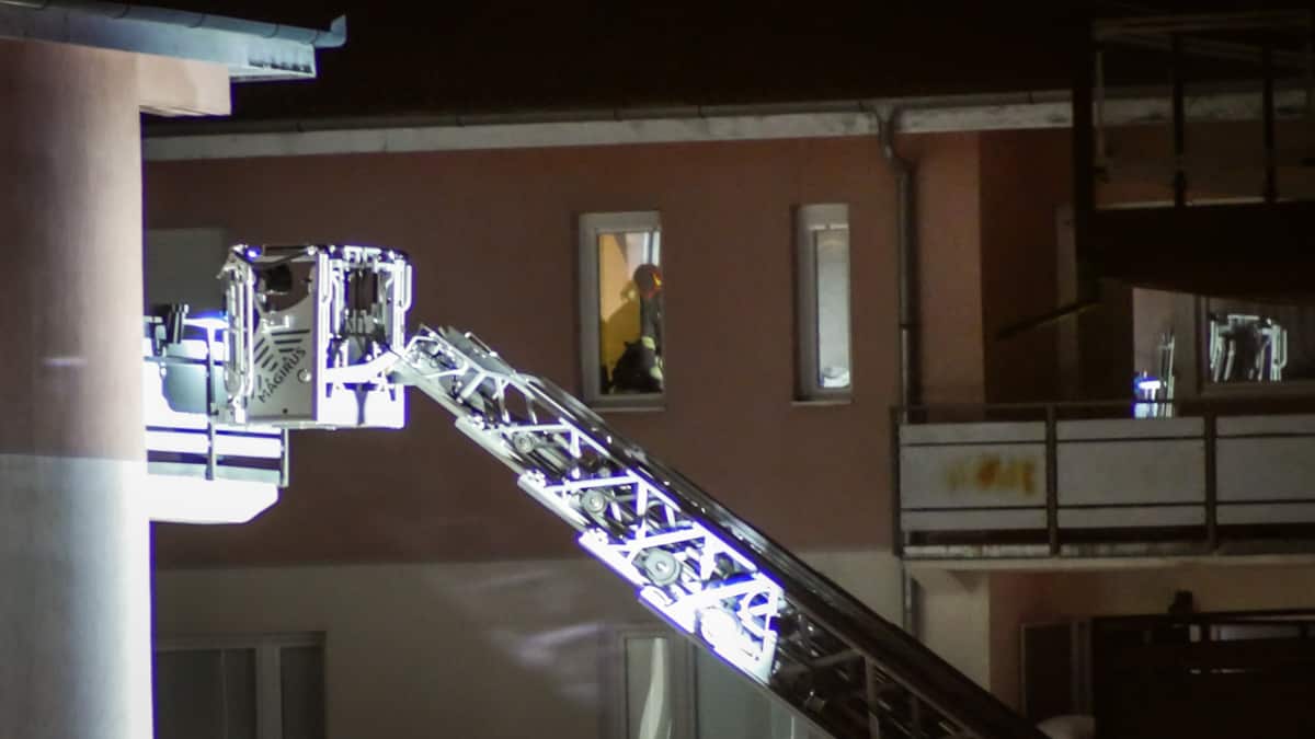 tânără rămasă blocată în propriul apartament - pompierii au spart ușa și au îngrijit-o