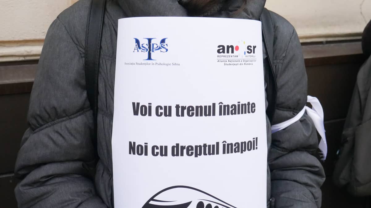 video - protest în fața prefecturii sibiu - studenții cer menținerea gratuității la tren