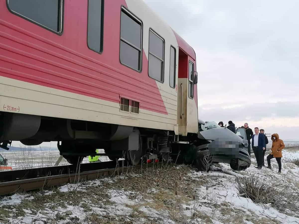 foto - accident mortal teribil - mașină spulberată de un tren. două persoane au decedat