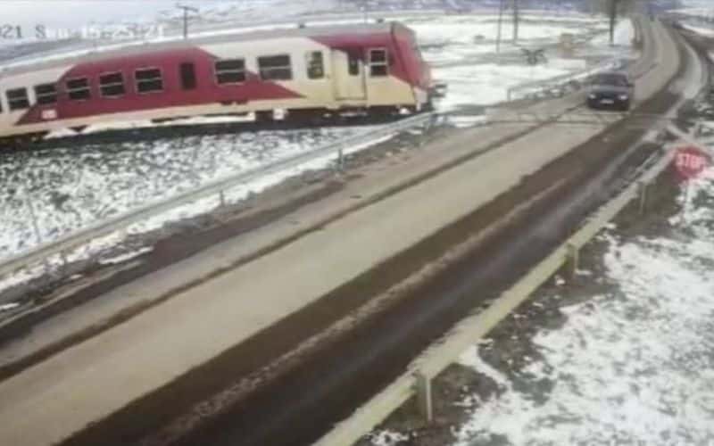 video imagini de la tragedia de ziua îndrăgostiților - un tren a spulberat o mașină