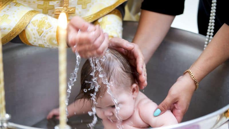 patriarhia română spune că botezul se poate face și altfel decât prin afundare