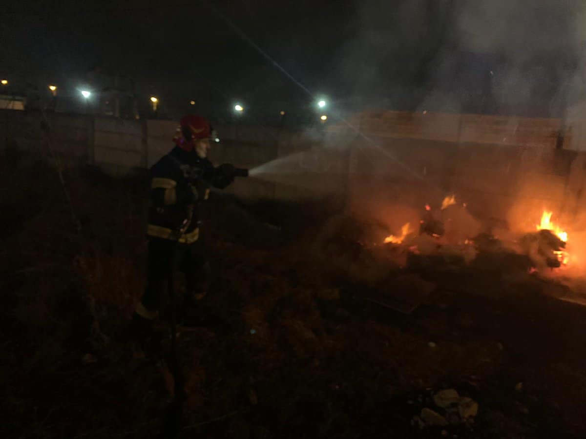 intervenții speciale ale pompierilor - trei uși deblocate de urgență în sibiu