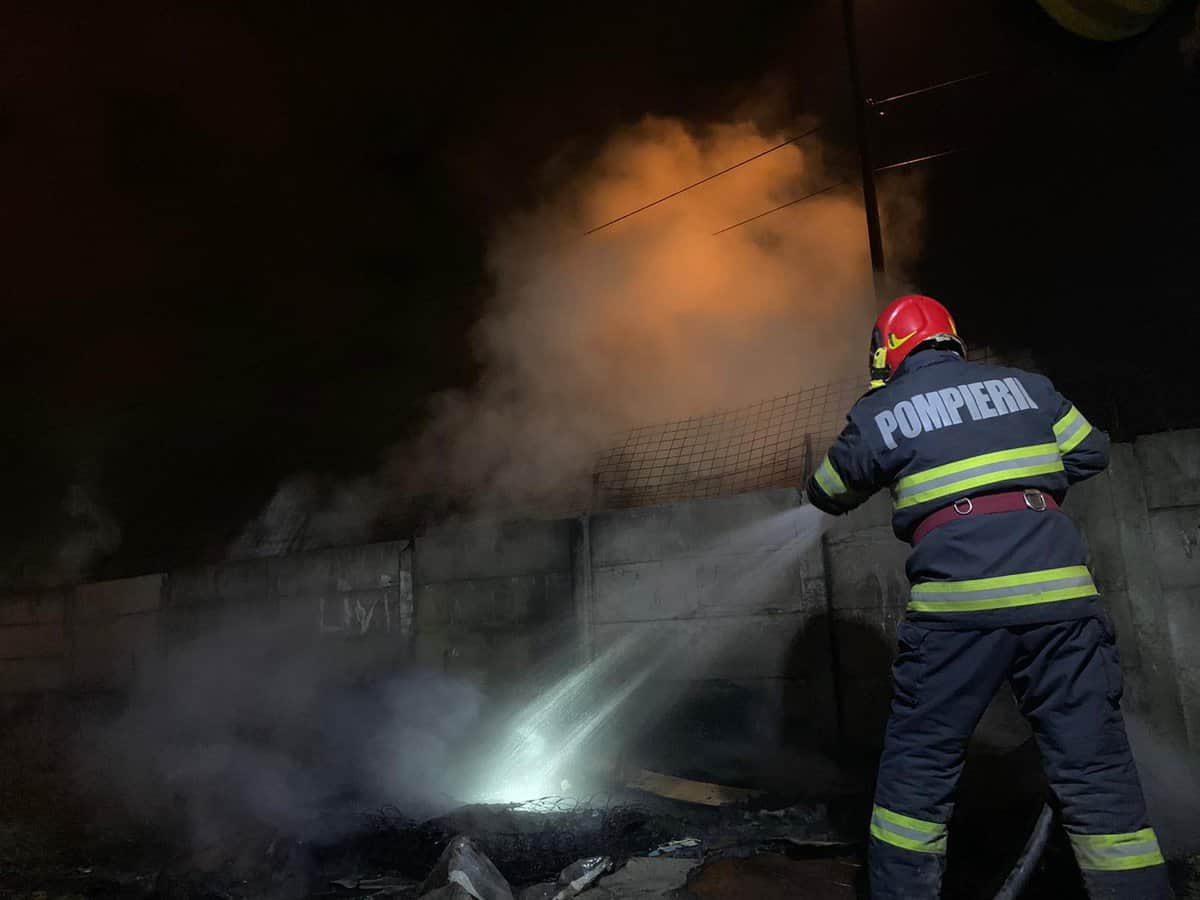 intervenții speciale ale pompierilor - trei uși deblocate de urgență în sibiu