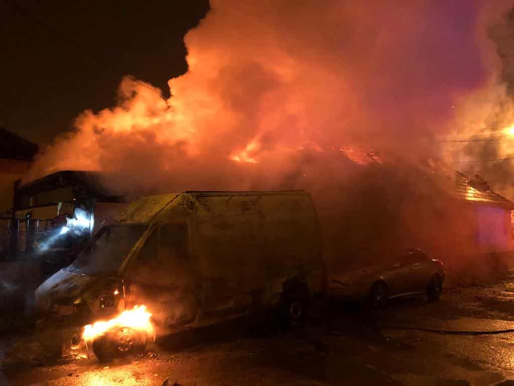 update: microbuz și depozit în flăcări la mediaș - cineva a dat foc intenționat