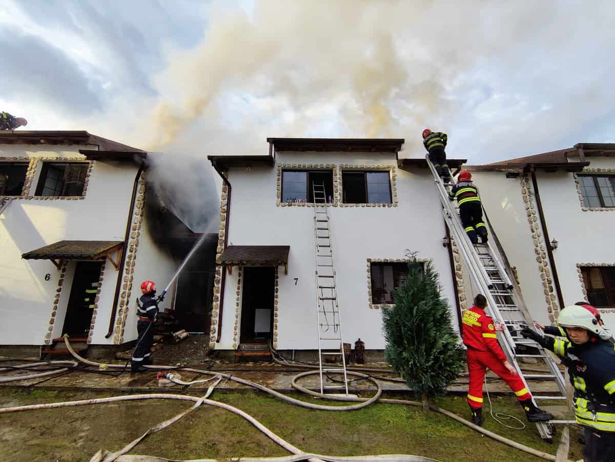 update incendiu pe valea avrigului - ard câteva vile