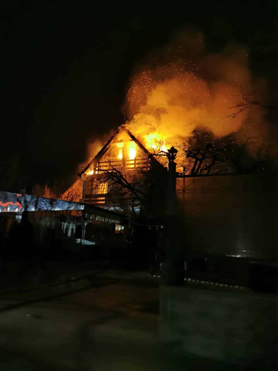 update foto: casă în flăcări în zona tropinii noi - intervin pompierii