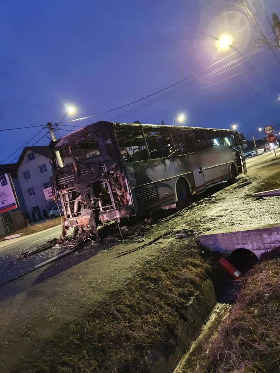 video foto: autocar care transporta 30 de persoane, în flăcări la șura mare