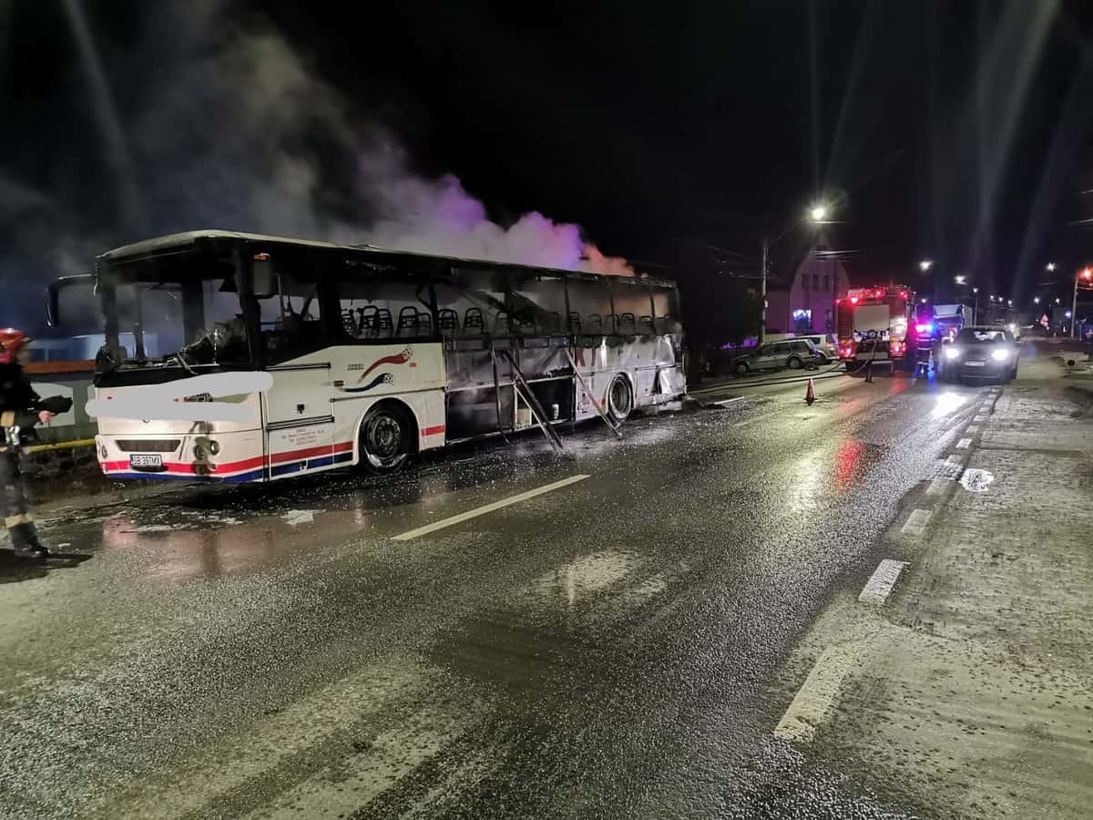 video foto: autocar care transporta 30 de persoane, în flăcări la șura mare