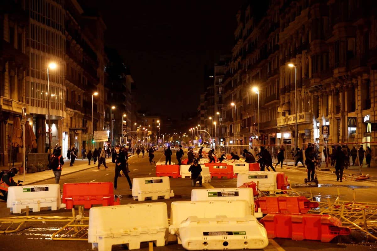 manifestații violente în barcelona - mașină de poliție incendiată, pubele în flăcări și magazine jefuite