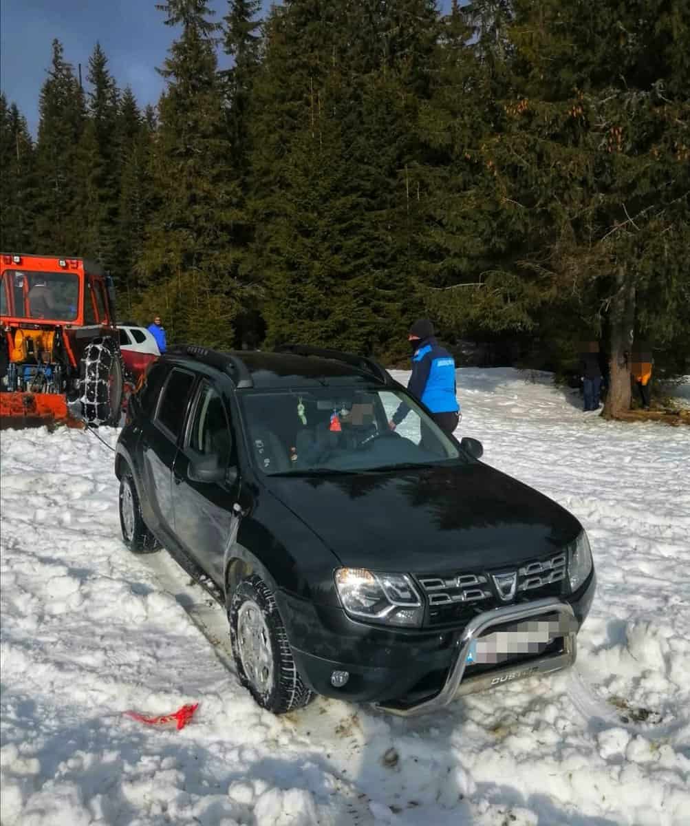 „dorel cu mașină” scos cu tractorul din zăpadă la păltiniș lângă pârtia oncești