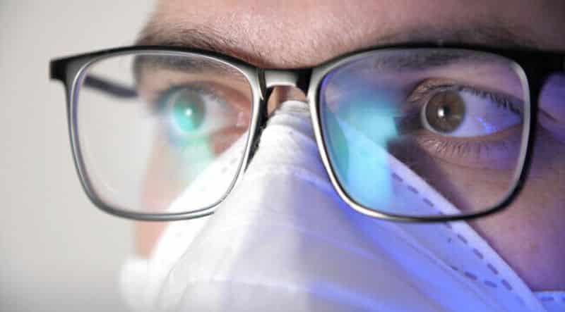 studiu - ”ochelariștii” au un risc mai scăzut de infectare cu covid 19