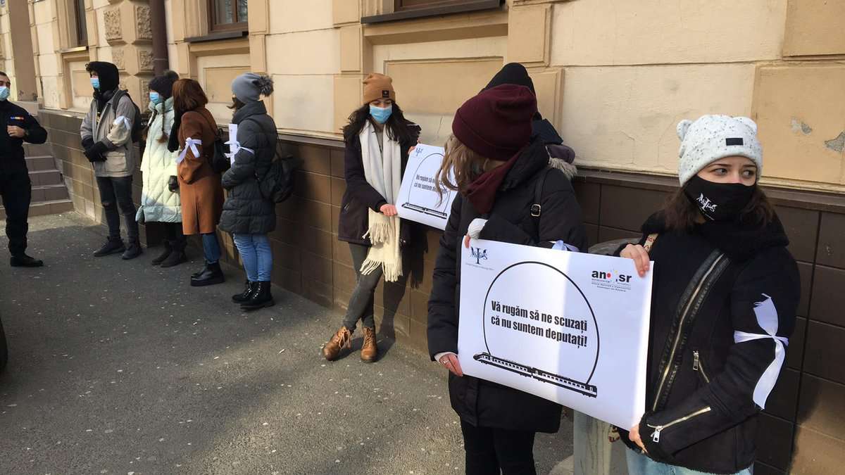 video - protest în fața prefecturii sibiu - studenții cer menținerea gratuității la tren