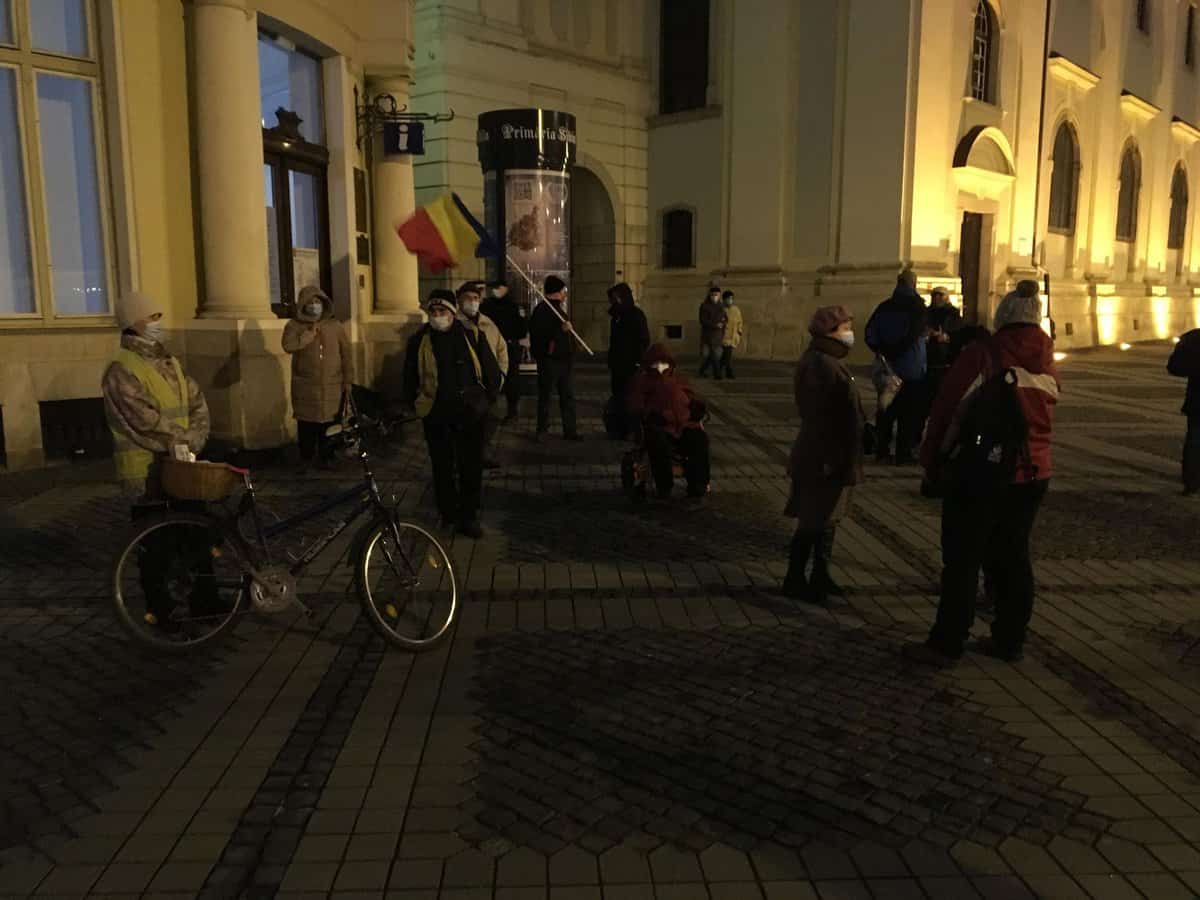 video foto: protestele continuă la sibiu - zeci de oameni în stradă împotriva majorării taxei de salubrizare