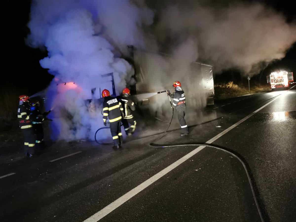 camion încărcat cu cherestea în flăcări între slimnic și ruși