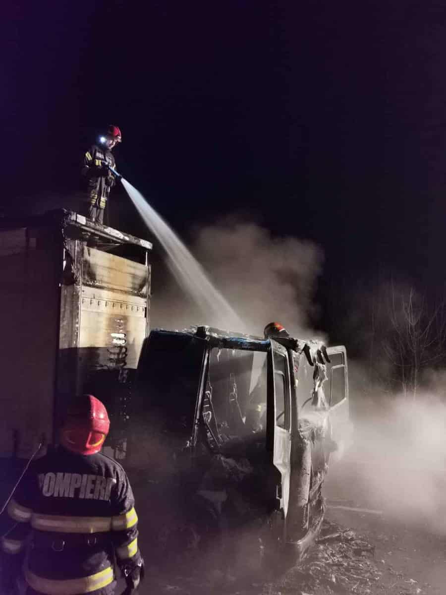 camion încărcat cu cherestea în flăcări între slimnic și ruși
