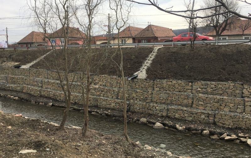 foto modernizare pe drumul sibiu - păltiniș. a fost consolidat un zid de protecție