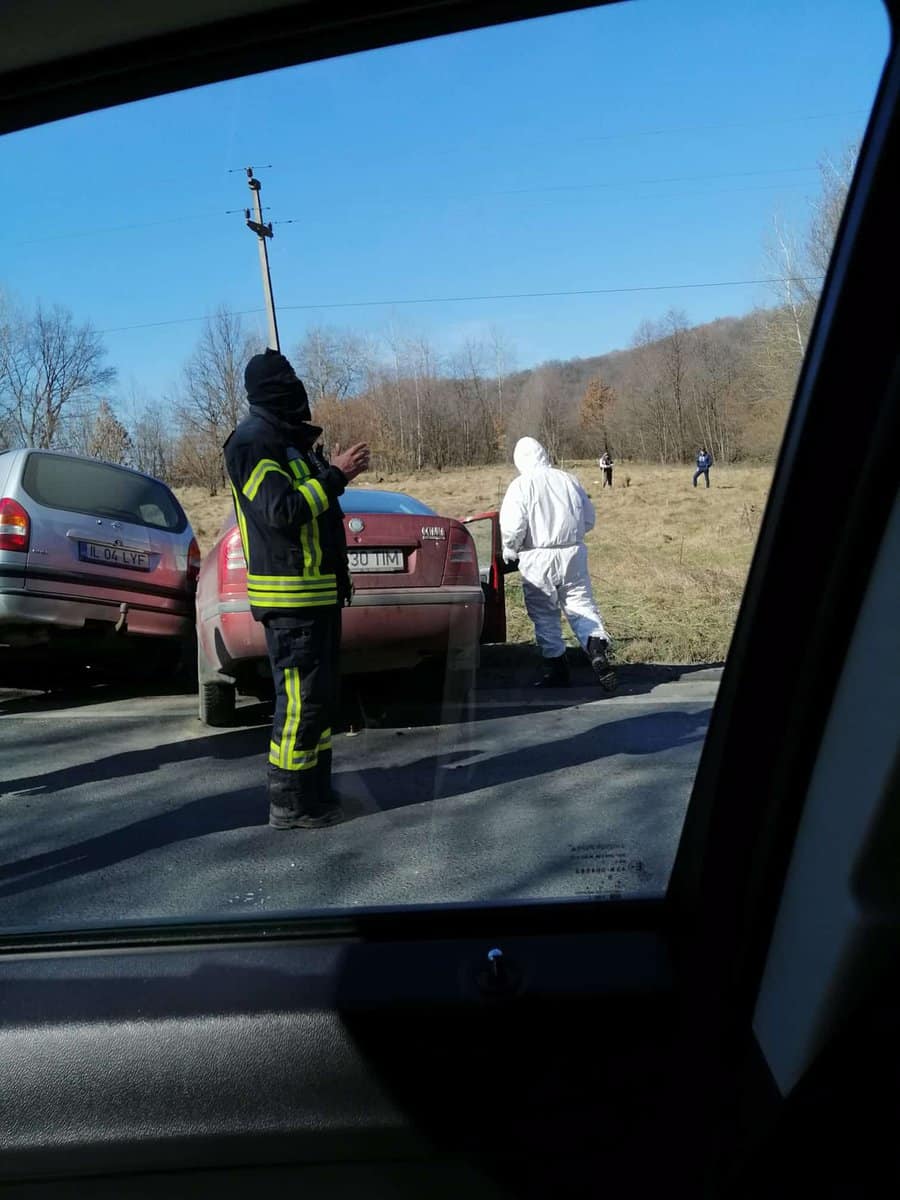 accident la hula bradului - șoferii implicați sunt transportați la spital