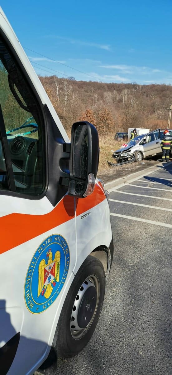 accident la hula bradului - șoferii implicați sunt transportați la spital