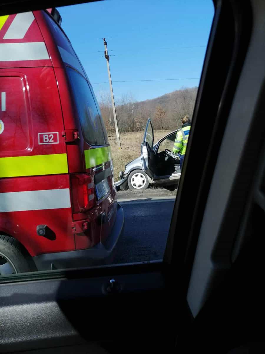 accident la hula bradului - șoferii implicați sunt transportați la spital