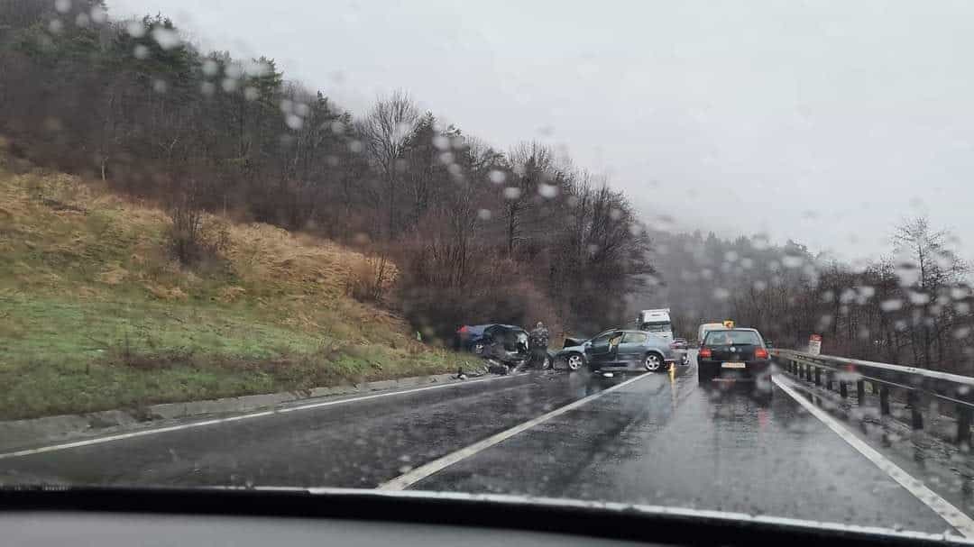 foto: mașini făcute zob într-un accident la boița