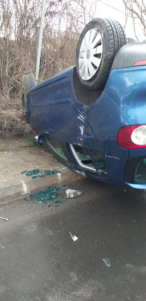 mașină răsturnată la mediaș - o tânără de 22 de ani rănită