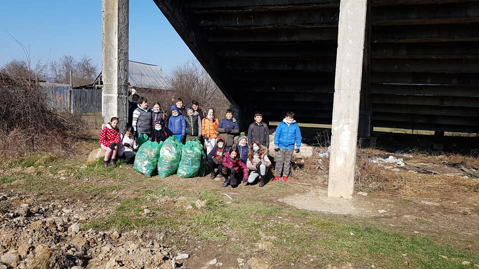 foto - acțiune amplă de ecologizare în avrig - participă sute de voluntari