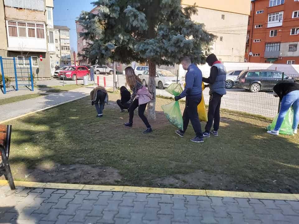 foto - acțiune amplă de ecologizare în avrig - participă sute de voluntari