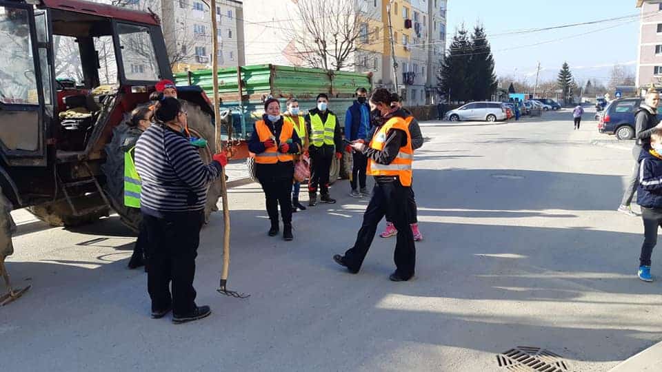 foto - acțiune amplă de ecologizare în avrig - participă sute de voluntari