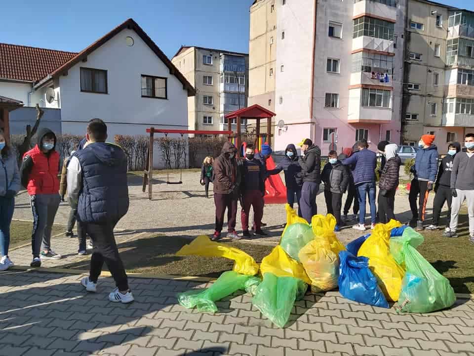 foto - acțiune amplă de ecologizare în avrig - participă sute de voluntari