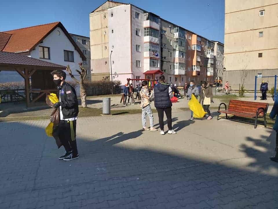 foto - acțiune amplă de ecologizare în avrig - participă sute de voluntari