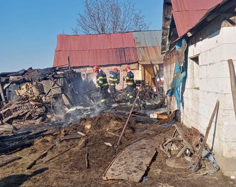 foto incendiu la boian - au intervenit două echipaje de pompieri