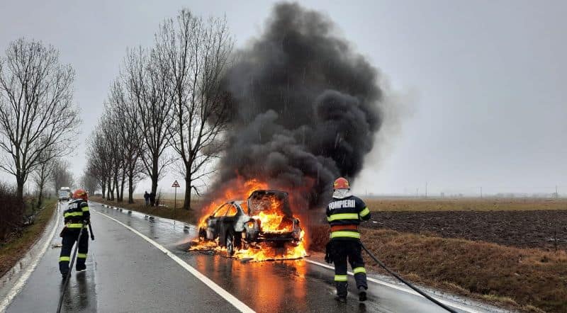 foto bmw în flăcări pe drumul hoților - a ars în totalitate