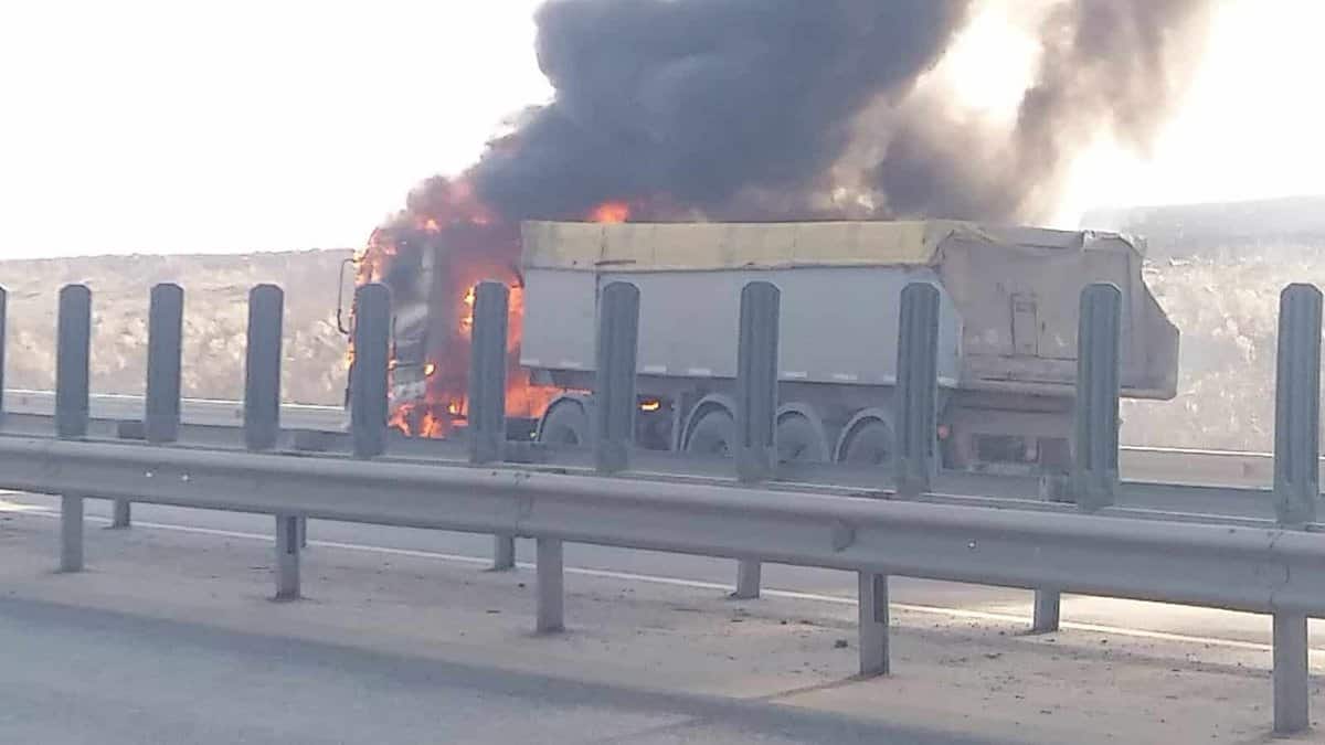 foto: camion în flăcări pe autostradă - cabina șoferului arde ca o torță