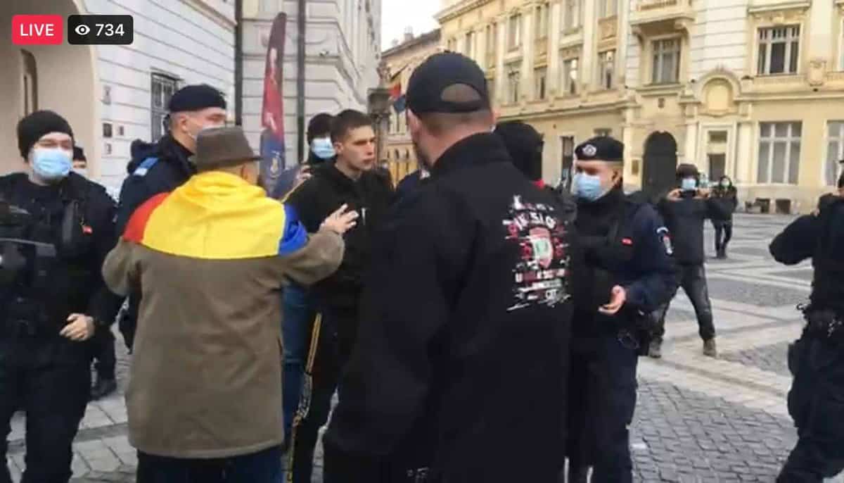 live - video: protestul de luni din sibiu: măști arse și horă în piața mare - huiduieli la prefectură