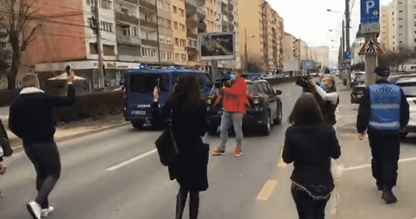 live - video: protestul de luni din sibiu: măști arse și horă în piața mare - huiduieli la prefectură