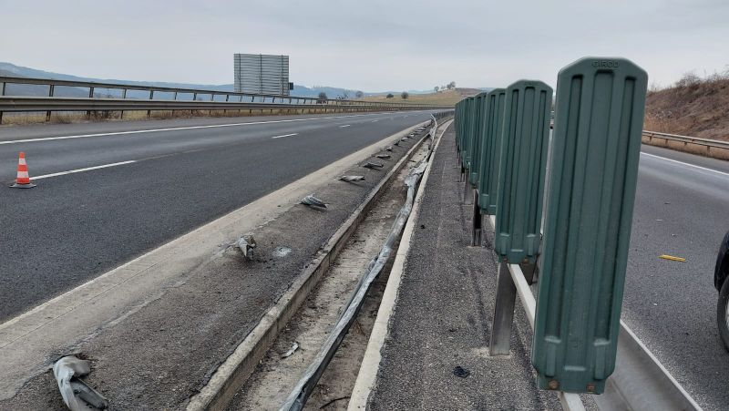 foto tir răsturnat pe autostradă, la săliște - a rupt parapetul