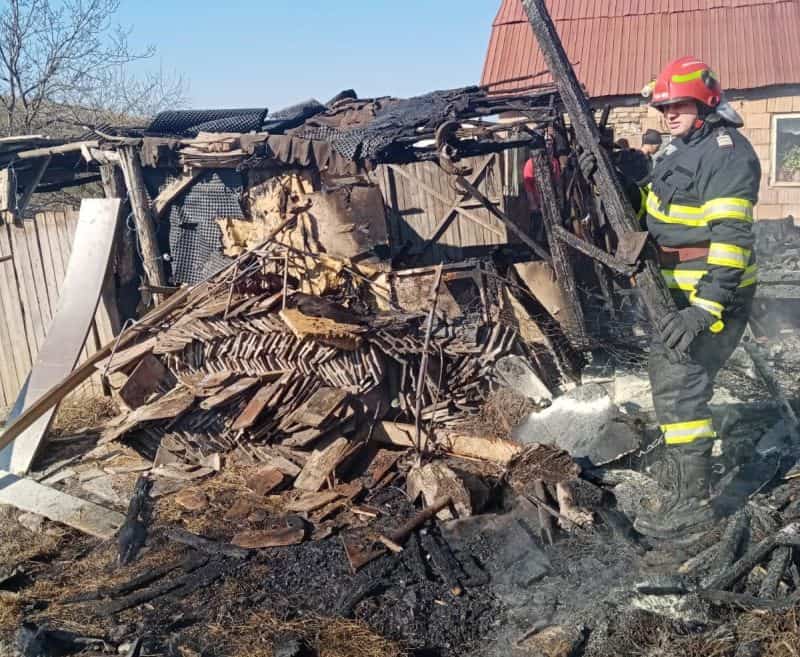 foto incendiu la boian - au intervenit două echipaje de pompieri