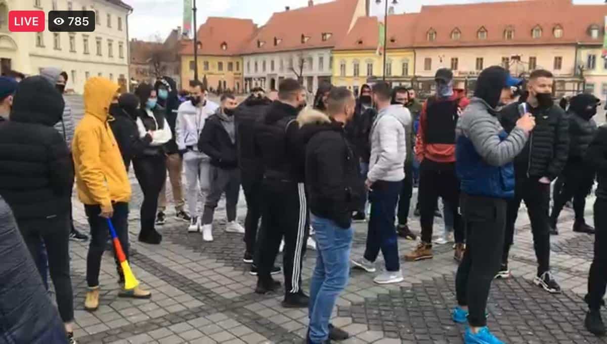 live - video: protestul de luni din sibiu: măști arse și horă în piața mare - huiduieli la prefectură