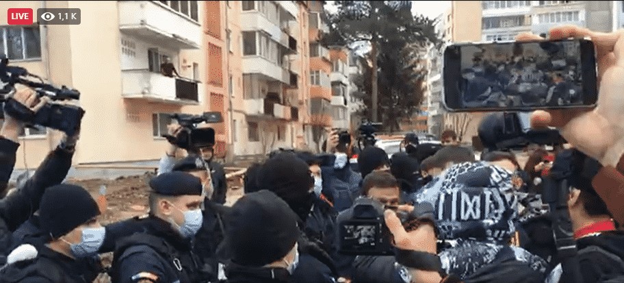 live - video: protestul de luni din sibiu: măști arse și horă în piața mare - huiduieli la prefectură