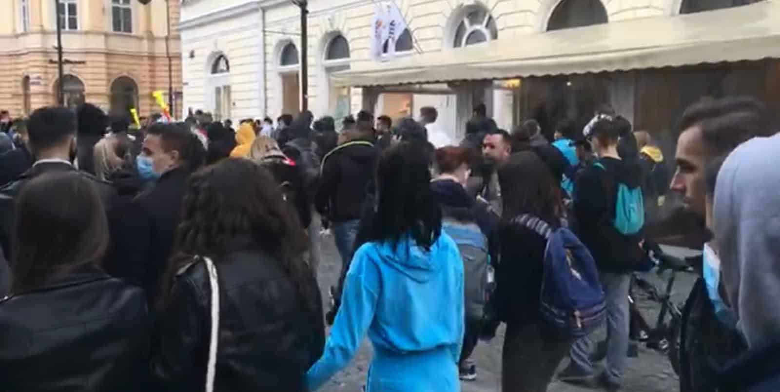 live - video: protestul de luni din sibiu: măști arse și horă în piața mare - huiduieli la prefectură